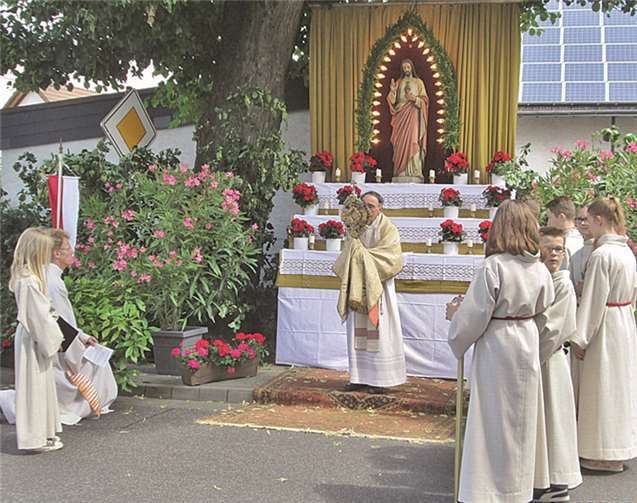 Der Prozessionsweg führte traditionell vorbei an vier Altären innerhalb des Ortes. privat