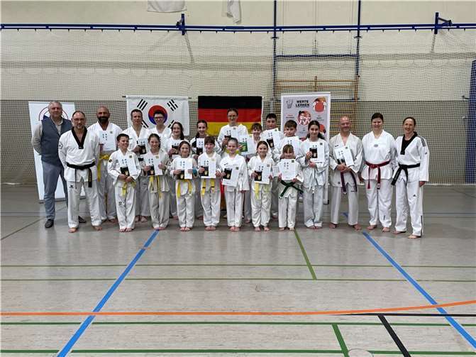Der Prüfer der Deutschen Taekwondo Union, Martin Grauer war mit den gezeigten Leistungen der achtzehn Prüflinge äußerst zufrieden. Quelle: TuS Niederoberweiler