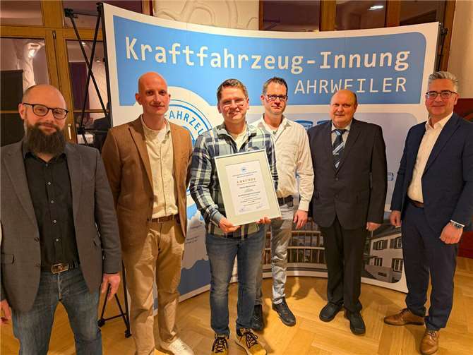 Feierliche Lossprechungsfeier Der Prüfungsbeste Florian Weidenbach wurde besonders geehrt. Foto: ROB