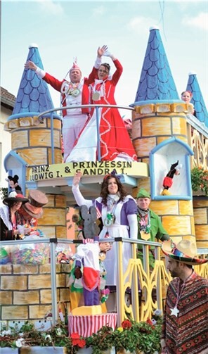 Der Prunkwagen der Arzheimer Tollitäten stach heraus.