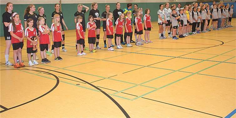 Der Puderbacher Handballnachwuchs durfte mit den Mannschaften der Vulkanladies und der HSG Dutenhofen einlaufen. WT
