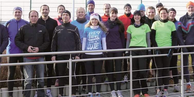 Der Puderbacher Lauftreffchef Karl-Werner Kunz (r.) konnte am letzten Tag des Jahres zahlreiche Läufer/innen zur 20-jährigen Jubiläumsveranstaltung begrüßen.privat