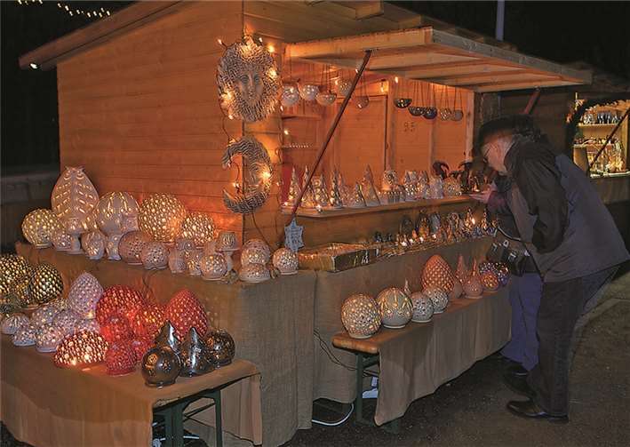 Der Puderbacher Weihnachtsmarkt der der Zuschauermagnet des Wochenendes, insbesondere abends verbreitet der Markt ein ganz besonderes Flair.