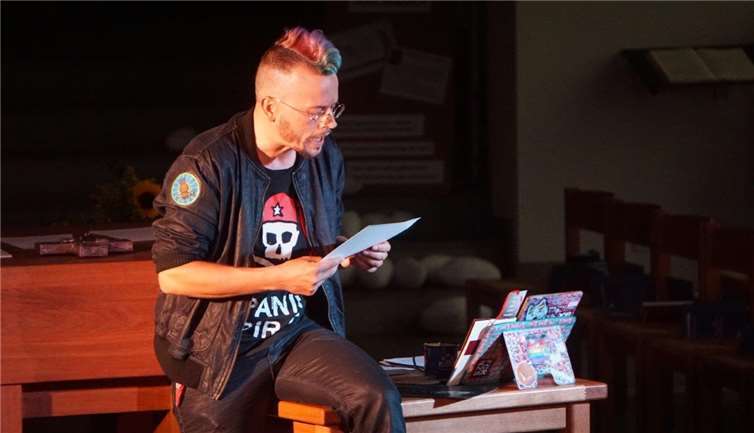 Der „Punker-Autor“ (Frank Musekamp) nähert sich mehr und mehr der faszinierenden Geschichte von Pater Richard Henkes.