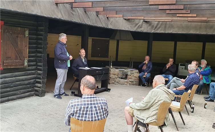 Der Quartettverein Dattenberg probte in der Außenanlage der Grillhütte. Fotos: Privat