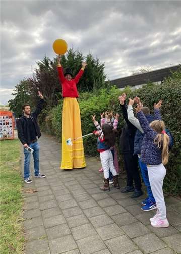 Der Quartiersmanager Mario Seitz mit dem Stelzenclown und seiner Gefolgschaft. Foto: privat