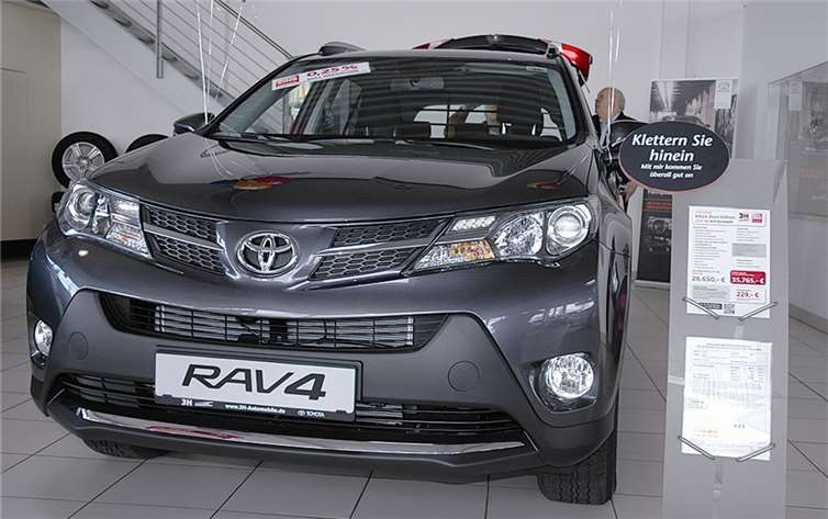 Der RAV 4 der vierten Generation - modern, sicher, bequem mit einem stilsicheren Design. WEIGERT