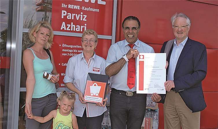 Der REWE-Markt Azhari in Mülheim-Kärlich erhält das Qualitätszeichen „Generationenfreundliches Einkaufen“. EHV-Geschäftsführer Winfried Röther überreichte die Urkunde an Marktbetreiber Parviz Azhari (2.v.r.). Mitarbeiterin Christel Schumacher (3.v.r.) durfte gleich das Logo am Fenster anbringen.  US