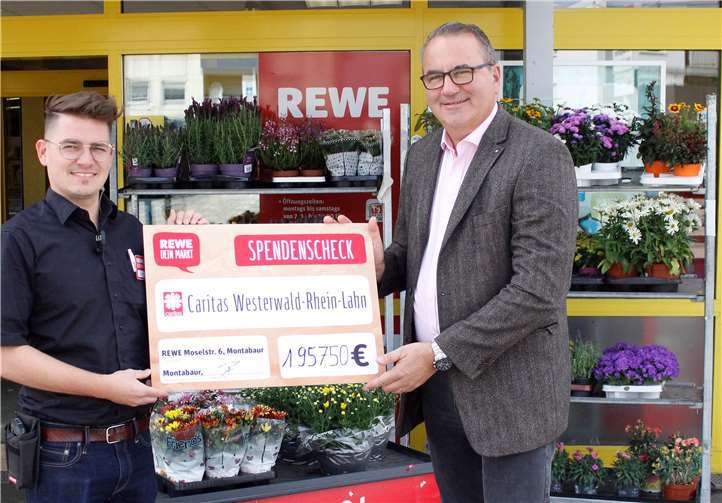 Der REWE-Markt in Montabaur veranstaltete ein Benefizkonzert für die benachbarten Caritas-Werkstätten Westerwald-Rhein-Lahn. Nun überreichte Marktleiter Tim Ax (links) den Erlös von 1957,50 Euro an Armin Gutwald, Geschäftsführer der Caritas-Werkstätten.Foto: privat
