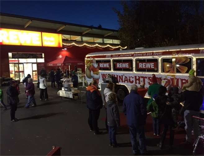 Der REWE-Weihnachtstruck war gut besucht. privat