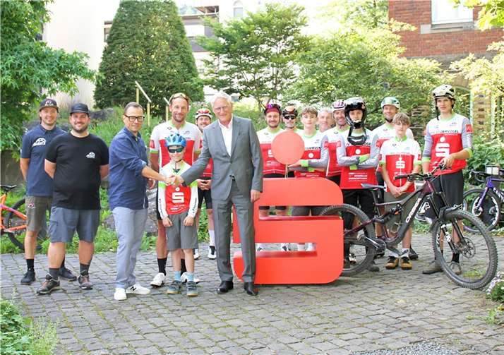 Der RSV Sturmvogel bedankte sich bei Dieter Zimmermann und der Kreissparkasse Ahrweiler für die großzügige Unterstützung.  Foto: KSK
