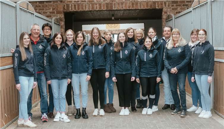 Der RVK-Vorstand präsentiert sich im Vereinslook: (v.l.) Lina Klaes (Sportwartin), Uwe Lederer (Pressewart), Jutta Spies (1. Vorsitzende), Johanna Klaes (Social Media Beauftragte), Debby Richter (2. Breitensportwartin), Sophie Rosenstein (Sportwartin), Julia Jäger (2. Voltigierwartin), Nadine Varvodic (1. Schriftführerin), Ida Runkel (Jugendsprecherin), Jenny Erlenbach (2. Kassenwartin), Anette Rosenstein (1. Kassenwartin), Annouschka Konitzer (Social Media Beauftragte), Nora Korte (2. Schriftführerin), Helmut Ewenz (2. Vorsitzender), Andrea Ruhl (Jugendwartin), Anne Heuser (1. Breitensportwartin), Leonie Winn (Jugendsprecherin). Beim Fototermin fehlten: Silke Theisen (1. Voltigierwartin), Hannah Langhard (Jugendbeauftragte), Thea Langhard (Jugendvertreterin), Clara Henz (Tierschutzbeauftragte).  Foto: RV Kurtscheid.