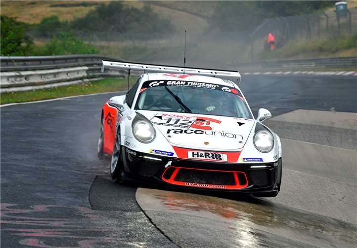 Der Raceunion Porsche von Marc Hennerici und Alex Autumn beim noch regnerischen Zeittraining.