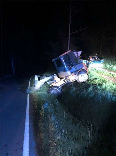 Der Radlader im Graben. Quelle: Kreispolizeibehörde Rhein-Sieg-Kreis