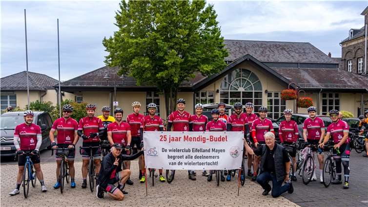 Der Radsportclub Mayen bei seiner Jubiläumsfahrt zur 25. Austragung von Mendig-Budel.  Foto: Holger Weinandt (Holger Radsportfotos)