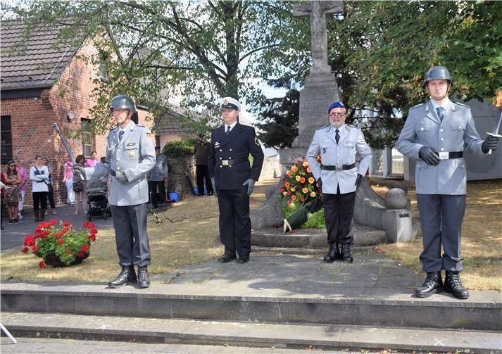 Der Rahmen der Kranzniederlegung war äußerst feierlich.