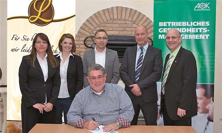 Der Rahmenvertrag wurde gemeinsam von der gesamten Geschäftsleitung der Bäckerei Lohner sowie durch den Bezirksgeschäftsführer der AOK und den Betrieblichen Gesundheitsmanager und Projektverantwortlichen der AOK unterzeichnet. privat