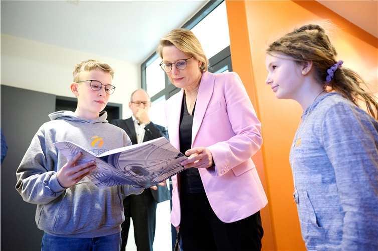 „Der Raiffeisen-Campus ist ein anschauliches Beispiel für das, was Rheinland-Pfalz mit der ,Schule der Zukunft‘ erreichen will“, sagte Hubig. Quelle: Raiffeisen-Campus