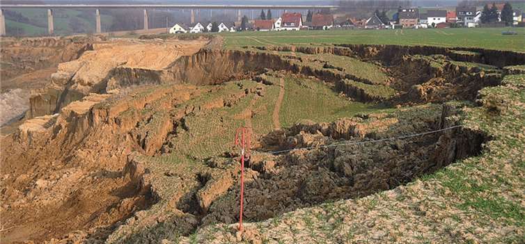 Der Rand der Tongrube „Rudolf“ in der Gemarkung Karweiler im Bereich der Fläche „F“ nach dem massiven Erdrutsch. JOST
