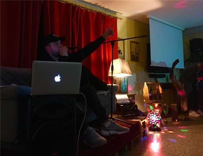 Der Rapper K-Fly auf der selbstgestalteten Bühne im Wohnzimmer-Style.