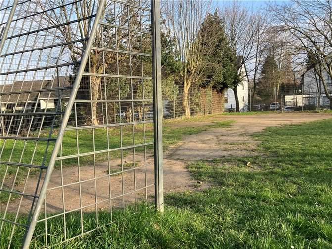 Der Rasen auf dem Bolzplatz Eulenhorst hat gelitten. Jetzt wird der Platz kurzfristig überarbeitet und neuer Rasen eingesät. Bis voraussichtlich Ende Mai darf dort nicht gekickt werden.  Foto: Stadt Koblenz / Verena Groß