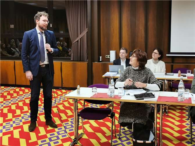 Der Rat verabschiedete die langjährige Leiterin der Stabsstelle Rechtsangelegenheiten, Hedwig Wagner, die Anfang nächsten Jahres in den Ruhestand gehen wird.