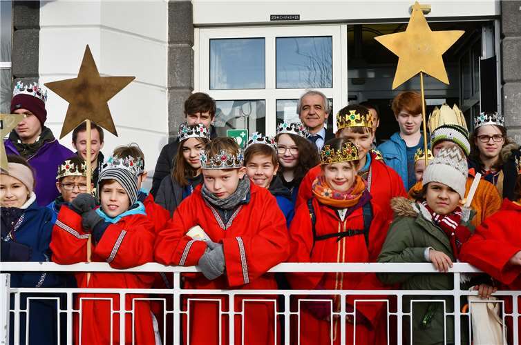 Der Rathausbalkon war die letzte Station am Kirchplatz, bevor die Sternsinger in die umliegenden Straßen ausschwärmten. Fotos: RASCH