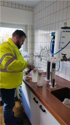Der Rathauschef bei der Probeanalyse auf dem Klärwerk.