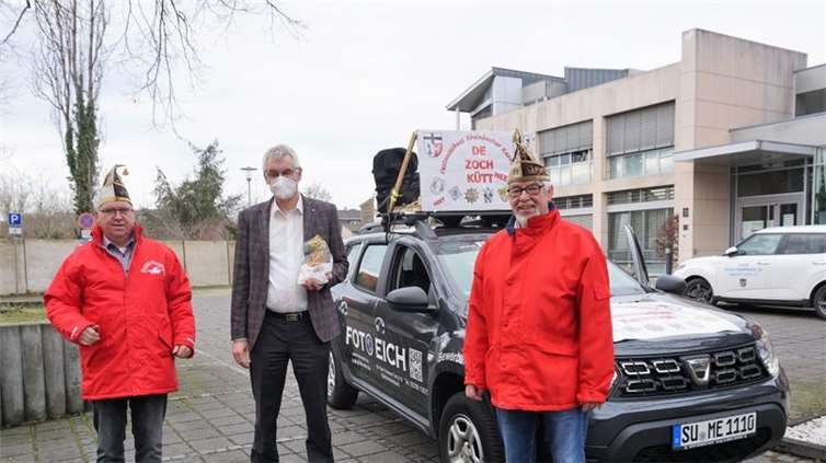 Der Rathaussturm in Miniausführung wurde in diesem Jahr von FRK Vorstand Alfred Eich und Manfred Böttcher vollzogen. V.l. Vorsitzender Alfred Eich, Bürgermeister Ludger Banken, Zugleiter Manfred Böttcher. Quelle: FRK