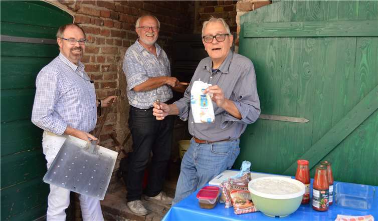 Der Rathausverein servierte Pizza frisch aus dem Backes. AB