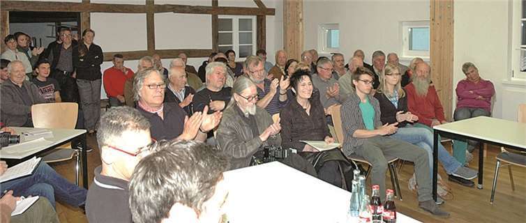 Der Ratsbeschluss wurde mit spontanem Applaus aufgenommen. UM