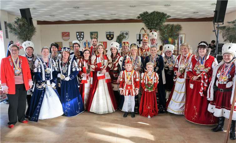 Der Ratssaal in Swisttaler Rathaus füllte mit den Dreigestirnen der einzelnen Orte. Alle Gäste im Ratssaal sangen begeistert das Lied „Stammbaum“ von den Bläck Föös mit.Fotos: EICH