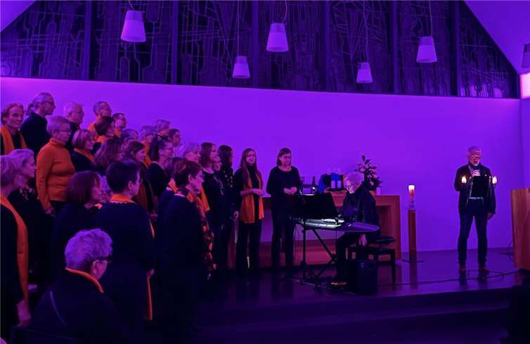 Der Raum der Kirche war abgedunkelt und in lilafarbenes Licht getaucht.  Foto: Michael Herbst