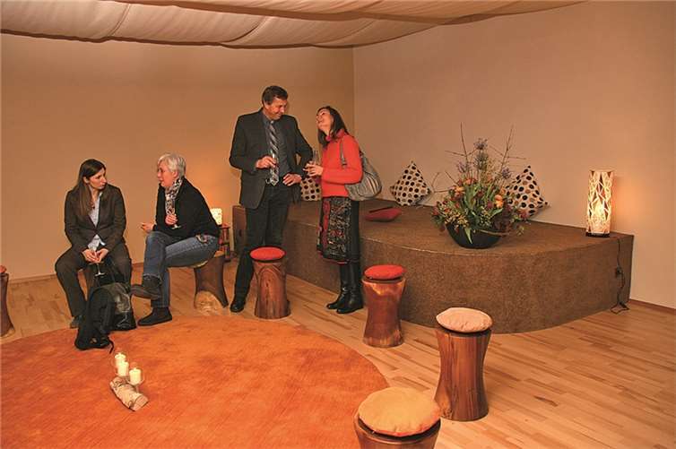 Der Raum der Stille ist in Erdtönen gestaltet und spiegelt mit verschiedenen Elementen Symbole der drei Weltreligionen.privat