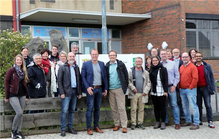 Der Realschule Plus mit Fachoberschule steht mit der Einführung eines neuen Fachoberschulzweiges eine gestärkte Zukunft bevor. Wir sind froh, dass dieser Antrag seine Zustimmung gefunden hat und damit den hiesigen Bildungsstandort deutlicht stärkt, betonen der CDU-Spitzenkandidaten für die Verbandsgemeinderatswahl, Jörg Lempertz und der CDU-Stadtbürgermeisterkandidaten Joachim Plitzko anlässlich eines Ortstermins.Foto: privat