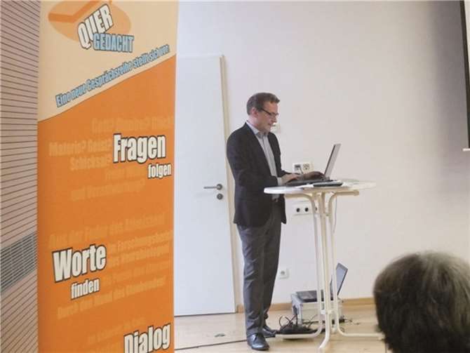 Der Referent Dr. Dr. Alexander Lohner präsentierte die erschreckenden und aufrüttelnden Zahlen der Flüchtlinge weltweit.privat