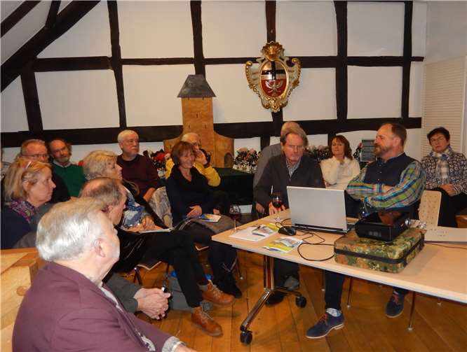 Der Referent Karl Heinen in angeregter Diskussion mit den Ahrtal-Gästeführern.Foto: Ahrtal-Gästeführer