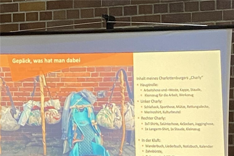 Der Referent zeigte, was „auf der Walz“ mitgenommen wird.