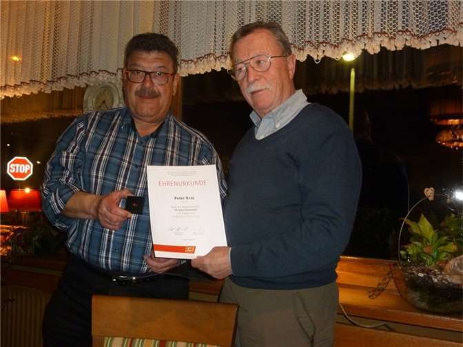 Der Regionalbeauftragte von Rheinland-Pfalz, Volker Schork (li.), überreichte dem Jubilar Peter Kras die Urkunde und eine Ehrennadel sowie ein Präsent für „10 Jahre Engagement im Ehrenamt beim ACE“ und dankte ihm für seine vorbildlichen Leistungen. Foto: privat