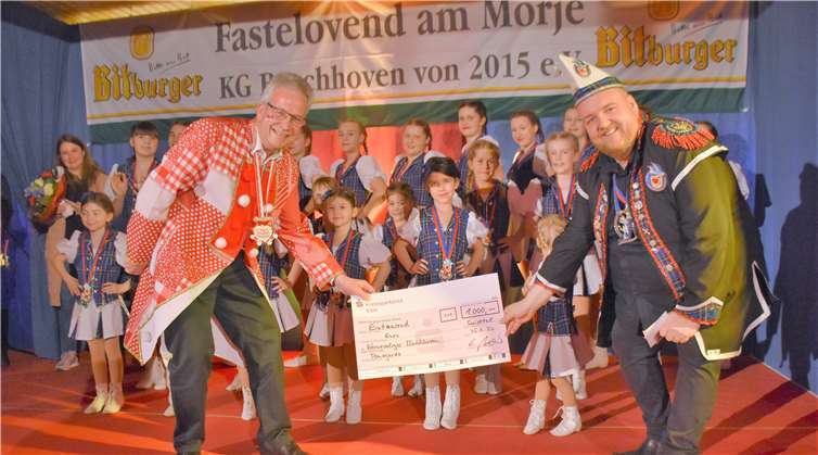 Der Regionaldirektor der Kreissparkasse Köln, Bernd Weber, überreichteeinen Scheck über 1000 Euro an Michael Schäfer für die Tanzgarde. Fotos: EICH