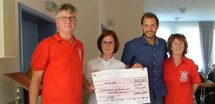 Der Regionaldirektor der Kreissparkasse Köln Sebastian Greven überreicht im Rahmen des Seniorennachmittags gemeinsam mit seiner Kollegin Christina Bartsch aus Heimerzheim an den OHK eine Geldspende über 500 Euro.