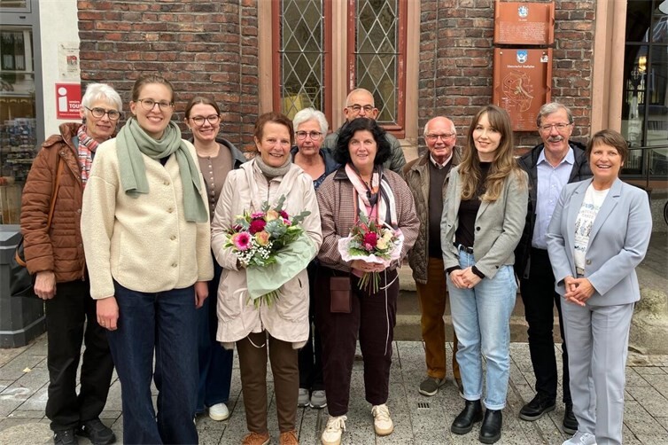 Der Regionalvorstand von donum vitae mit den ehemaligen und künftigen Beraterinnen (v.l.n.r.) Christel Kruppa, Esther Otterbach, Sophia Hörle, Brigitte Kazmarek-Lang, Eva Knöllinger-Acker, Heike Hartkorn, Wiegand Otterbach, Detlef Dillmann, Leonie Fasel, Karl-Heinz Boll und Lilo Kohl
