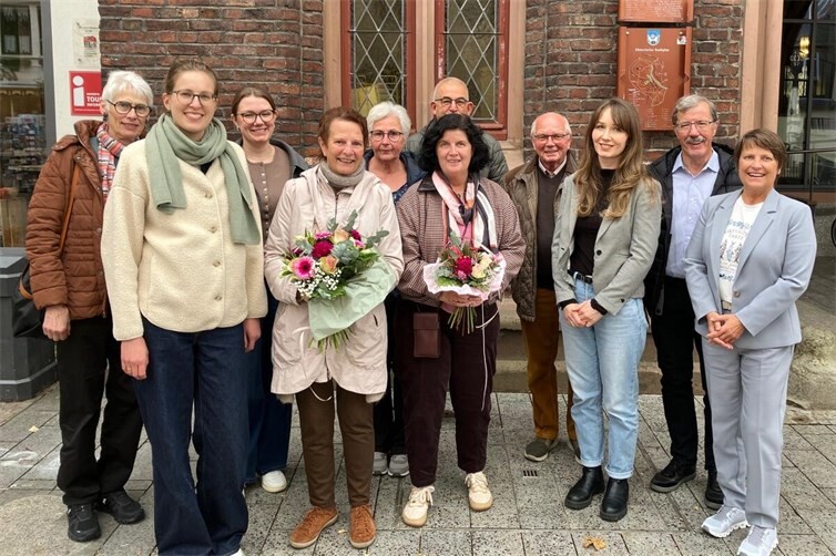 Der Regionalvorstand von donum vitae mit den ehemaligen und künftigen Beraterinnen (v.l.n.r.) Christel Kruppa, Esther Otterbach, Sophia Hörle, Brigitte Kazmarek-Lang, Eva Knöllinger-Acker, Heike Hartkorn, Wiegand Otterbach, Detlef Dillmann, Leonie Fasel, Karl-Heinz Boll und Lilo Kohl