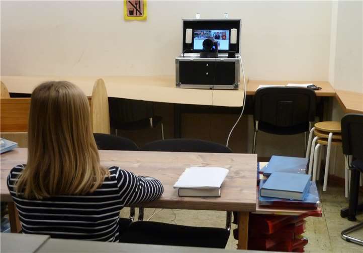 Der Regisseur auf dem eingebauten Monitor und gab die notwendigen technischen Anweisungen zur Vorbereitung.