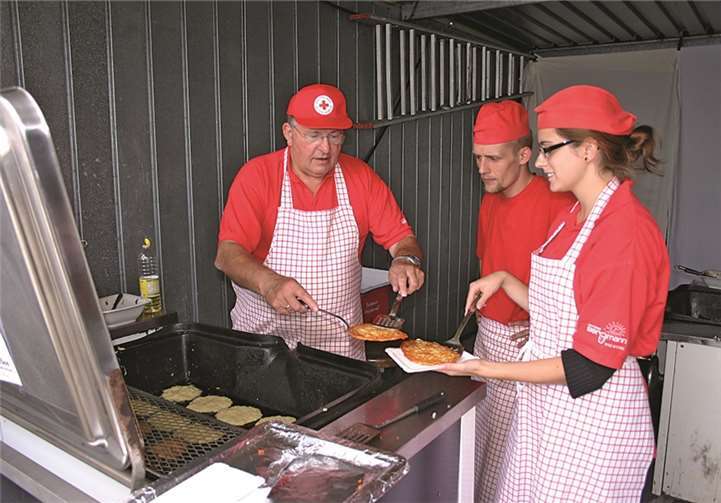 Der Reibekuchen kam bei den Besuchern gut an. RÜ