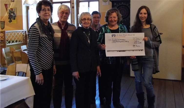 Der Reinerlös des jährlichen Oktoberfests der Katholischen Frauengemeinschaft in Höhe von rund 250 Euro wurde an Laura Pusch, Leiterin der KiTa Mariengarten Saffig, übergeben. privat