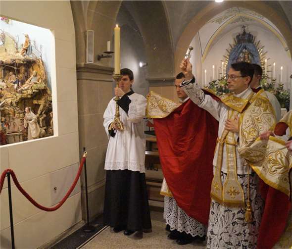 Der Rektor des Klosters Maria Engelport, Kanonikus Richard von Menshengen, segnete die neue Weihnachtskrippe.TT