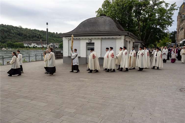 Wiederbelebung einer Tradition? Prozession zu Ehren der seligen Rizza Der Reliquienschrein wurde von Ehrenbreitstein zur Kastorkirche geleitet. Foto: Hermann Schäfer