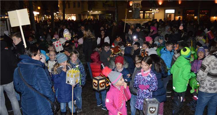 Der Remagener Marktplatz war proppevoll.Fotos: AB