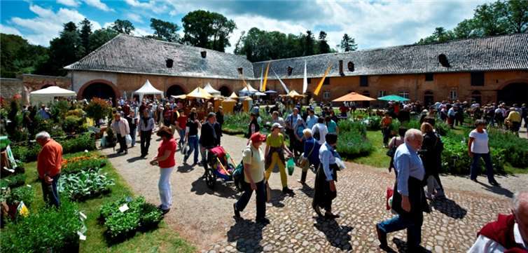 Der Remisenhof ist überwiegend Ausstellern aus dem Bereich der Zier- und Nutzpflanzenkultur vorbehalten. Doch auch hier lässt sich an einem der Gastronomiestände eine kleine Pause einlegen. ECM GmbH